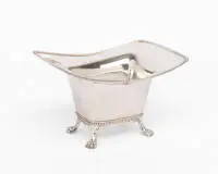 Petite coupe sur quatre pieds en patte, probablement fin 19e/début 20e siècle. Argent, paroi lisse et légèrement bombée avec bord évasé et contourné, décor de perles, quatre pieds en patte, env. 228 g
