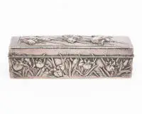 Boîte à cigares en argent, Japon, vers 1900, poinçonnée "jungin", décor floral repoussé, env. 228 g