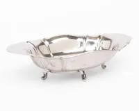 Brot- oder Obstschale auf vier Füßen, Silber 835, mehrpassige Form mit Hammerschlagdekor, ca. 39 x 22.5 cm, ca. 670 g