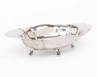 Coupe à pain ou à fruits sur quatre pieds, argent 835, forme polylobée avec décor martelé, env. 39 x 22,5 cm, env. 670 g