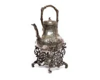 Историческая чайная кастрюля на решо, серебро 800, Weinrack & Schmidt, Ханау, грушевидный корпус с подвижной ручкой, богатый декор рококо и цветочный, две декоративные картуши с музицирующими путти, решо богато ажурно обработано на...