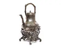 Théière historiciste sur réchaud, argent 800, Weinrack & Schmidt, Hanau, corps piriforme avec anse mobile, riche décor rocaille et floral, deux cartouches ornées de putti musiciens, le réchaud finement ajouré sur pieds en volutes, env. 2.270 g