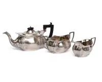 Service à thé, argent 925, Birmingham, 1927, marque de maître "W.A" (William Adams), théière, sucrier et pot à lait, la théière avec poignée en bois ébonisé, poids total 1.006 g