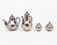 Service en argent composé d'une théière, cafetière, pot à crème et sucrier, 2e moitié du 20e s., argent 925, chacun en forme de poire à paroi lisse sur pied rond avec double rangée de perles, boutons en forme de baies, ensemble 1.536 g