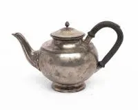 Théière classique, Johann George Hossauer (1794 - 1874), Berlin, vers 1830 - 1835, forme Empire, 12 lot, poinçonné HOSSAUER, ours de Berlin, poinçon de maître A pour Andreack, actif 1819 - 1842, couvercle avec marque interne d'atelier FW,...