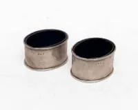 Paire de salières avec insert en verre bleu, Birmingham, T.H.H., argent sterling, verre avec éclat chacun, H. 3,5 cm, env. 82 g sans verre