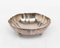Coupe en argent, 1re moitié 20e s., argent 800, forme contournée sur trois pieds boules, env. 6,4 cm de haut, ø 19 cm, env. 193 g, poinçons un peu polis