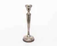 Silberleuchter, Birmingham, 1929, M&J, Sterlingsilber, hoher konischer Schaft unter vasenförmiger Tülle, der runde Stand geschwert, H. 31 cm, ca. 770 g inkl. Schwerung, Alters- und Gebrauchsspuren