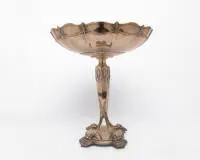 Coupe sur pied, WMF, argenté, vers 1920/1930, base quadrillobée avec rinceaux, fût central sur quatre rameaux stylisés, grand plateau de présentation assorti, 37 cm de haut, ø 34 cm