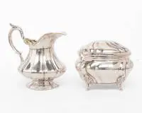 Sucrier, argent 925, forme ovale, intérieur doré, sur quatre petits pieds incurvés, paroi et couvercle ondulés, 9 x 14 x 11 cm, env. 307 g ;