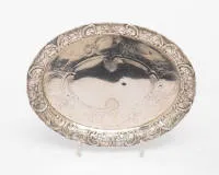 Tablett, oval, Silber 800, glatter Boden mit Gravur im Spiegel, floral verzierter breiter Rand, 26 x 21 x 2 cm, ca. 280 g