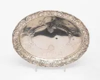 Plateau, ovale, argent 800, fond lisse avec gravure au centre, large bord orné de motifs floraux, 26 x 21 x 2 cm, env. 280 g