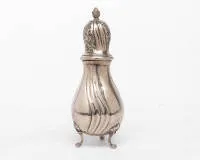 Zuckerstreuer, Silber 830, wellenförmiger bäuchiger Korpus auf drei Füßen, eingezogener Hals, Deckel à jour gearbeitet, Eichel mit Blättern als bekrönender Abschluss, ca. 377 g