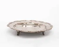 Presenteerblad, zilver 830, gewelfde rand, diepe spiegel, op vier voeten, 5,6 cm hoog, ø 36 cm, ca. 975 g