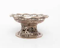 Coupe à fruits, argent 800, vers 1900, poinçon austro-hongrois, 1866-1937, pied haut ajouré, orné d'une coupe à fleurs en léger relief, avec large bord assorti, 13,5 cm de haut, ø 26 cm, env. 633 g