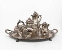 Cafetière, théière, pot à crème avec couvercle, pot à crème ouvert, sucrier, argent 800, marque F. Goldschmidt, plis élégants sur forme bombée, miroir rocaille avec feuillage, poignée ouverte avec poucier, coquille Saint-Jacques élaborée comme...