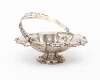 Coupe à anse, argent, 13 lots, vers 1850, pied ondulé, coupe évasée, grande fleur soudée au centre, bord fleuri ondulé, anse tressée, 10 cm de haut, ø 28 cm, env. 393 g