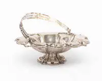 Coupe à anse, argent, 13 lots, vers 1850, pied ondulé, coupe évasée, grande fleur soudée au centre, bord fleuri ondulé, anse tressée, 10 cm de haut, ø 28 cm, env. 393 g