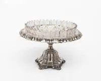 Coupe de présentation, Hollande 1878, argent, poinçonné, pied avec motifs floraux en demi-relief, se terminant par cinq pieds rocaille, coupe avec miroir godronné, bord ondulé, assorti au pied, 16 cm de haut, ø 25 cm, env. 809 g sans coupe en cristal, verre...