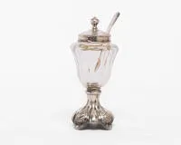 Gewürzset, bestehend aus: 2 Gewürzglasschalen, auf Silberfuß, 13-lötig, 19. Jh., Historismus, hohes Senfgefäß, Glas, passender Silberdeckel