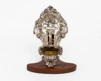Bénitier, argent, 19e s., probablement travail d'Allemagne du Sud, cadre avec rocailles et feuillage débordant, au centre représentation plastique du corps du Christ sur la croix, couronné de trois putti, récipient fortement saillant en forme de coquille, intérieur doré, 26 cm de haut, 14 cm de large, env. 182 g