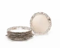 2 dessous-de-bouteille, 11 dessous-de-verre, argent 835, bord avec fleurs et rinceaux, env. 660 g au total