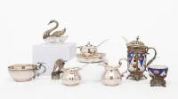 Lot de pièces en argent : petit pot à crème et coupe à sucre, env. 76 g ; petit récipient à épices, Angleterre, env. 36 g (avec petite cuillère argentée) ; petite coupe avec pièce incrustée, env. 29 g ; coupe d'essai avec anse, env. 62 g ; fermoir...