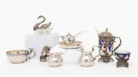 Lot de pièces en argent : petit pot à crème et coupe à sucre, env. 76 g ; petit récipient à épices, Angleterre, env. 36 g (avec petite cuillère argentée) ; petite coupe avec pièce incrustée, env. 29 g ; coupe d'essai avec anse, env. 62 g ; fermoir...