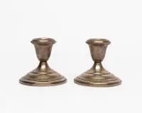 Paire de bougeoirs bas, argent sterling, douille en forme de vase sur base ronde à gradins, fond fermé, base lestée, H. env. 8 cm, env. 534 g au total avec lest