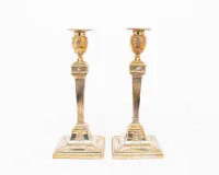 Paire de chandeliers classiques en argent, Angleterre, Sheffield, 1887, poinçon JKB, argent 925, douille en forme de vase sur tige conique cannelée, base carrée, bord perlé et décor de guirlandes, base lestée, H. 31 cm chacun, poids total env. 2 500 g