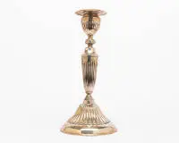 Chandelier, apparemment en argent, non poinçonné, travail manuel, douille en forme de vase sur tige ronde conique, base ronde, cannelures repoussées, base lestée, poinçons probablement effacés, H. 25,5 cm, env. 887 g avec lestage