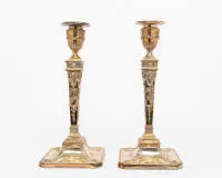 Paire de chandeliers classiques en argent, Londres, 1889, poinçon RM, argent 925, douille en forme de vase sur tige conique, base octogonale, décor de guirlandes, vases et acanthes, base lestée, H. 30 cm, poids total env. 1 712 g avec lestage