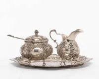 Cukřenka a konvička na mléko na tácu, německé, po 1888, stříbro 800, rokokový dekor, lžička přiložena, v. cca 8,5 cm, celkem cca 437 g