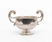 Handled bowl, J.B. Chatterley & Sons, Birmingham, 1938, silver 925, round bowl on profiled round foot with two raised scroll handles, 14 cm high, ø 14 cm excluding handles, approx. 267 g