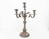Grote vierarmige zilveren kandelaar, Eduard Wollenweber, München, circa 1900, zilver 800, in neorococo stijl met rijk decor, op de voet gestempeld "Ed. Wollenweber", voet verzwaard en bodem gesloten, ca. 49,5 cm hoog, ca. 1.756 g incl....