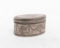 Early classicist silver snuff box, Johann Esaias Niggus, Augsburg, 1783-85, 12-lot silver, oval box with hinged lid, wall finely engraved with surrounding leaf and festoon garlands as well as rosette medallions, lid with engraved...