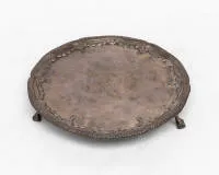 Classicist salver with alliance coat of arms, probably John Carter II, London, 1772, silver 925, shaped rim with strong gadroon decoration and relief garlands, in the centre finely engraved alliance coat of arms with crest, on three claw feet, 2.5 cm high,...