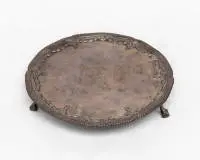 Salver classique avec armoiries d'alliance, probablement John Carter II, Londres, 1772, argent 925, bord ondulé avec fort décor godronné et guirlandes en relief, dans le miroir armoiries d'alliance finement gravées avec cimier, sur trois pieds à griffes, 2,5 cm de haut,...