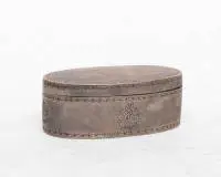 Tabatière en argent, Barcelone, vers 1780, argent, intérieur avec restes de dorure, forme ovale avec couvercle à charnière, couvercle avec bouquet gravé et hachures rayonnantes
