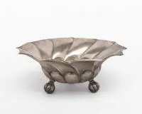 Coupe en argent, E.H. Lange, argent 835, miroir à courbes et contre-courbes sous paroi et bord tournés montants, sur trois pieds boules, dédicace au revers, H. 9 cm, ø 24 cm, env. 338 g