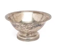 Klassizistische Fußschale, Maastricht, 1814-1842, rund gemuldete Schale auf eingezogenem und profilierten Rundfuß, Lippenrand und Fußabschluss mit klassizistischen Zungen- und Eierstabfries, 10.5 cm hoch, ø 21.5 cm, ca. 574 g