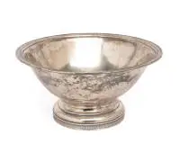 Coupe sur pied classique, Maastricht, 1814-1842, coupe ronde bombée sur pied rond rentrant et profilé, bord à lèvre et base avec frise classique de languettes et oves, 10.5 cm de haut, ø 21.5 cm, env. 574 g