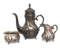 Service en argent, allemand, argent 800, cafetière, pot à crème, sucrier, forme baroque à torsades, cafetière 28 cm de haut, dédicace au revers datée 1932, env. 1 329 g au total