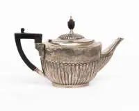 Théière, Londres, 1913, décor classique, forme ovale à cannelures, poignée ébénisée, env. 505 g poignée incluse