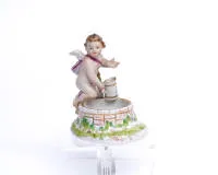 Coupe à épices, "Amor am Brunnen", KPM Berlin, début 19e s., polychrome et dorée, oiseau peint à l'intérieur du puits, 11 cm de haut, peu frottée, deux petits éclats (bord, aile)