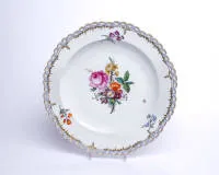 Plat rond, KPM Berlin, vers 1785, königsglatt, peint de fleurs naturelles, polychrome, doré, bord doré, d'un service de table, ø 39 cm