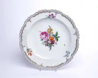 Plat rond, KPM Berlin, vers 1785, königsglatt, peint de fleurs naturelles, polychrome, doré, bord doré, d'un service de table, ø 39 cm
