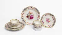 Paire de couverts à thé, KPM, marque au sceptre, orbe rouge sur une tasse, forme Rocaille, Breslauer Stadtschloss, décor doré, peinture florale, composé de : 2 assiettes à dessert, 2 tasses à thé avec soucoupe