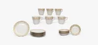 Service à café, KPM, marque Zepter, Kurland, 2e choix, décor doré, composé de : 6 assiettes à gâteau, 6 tasses à café et soucoupes