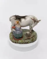Porcelánová figurka, "Selka dojí krávu", Royal Copenhagen, počátek 20. stol., modrá značka korun a vln, malované číslo 1792, malovaný monogram A.G., polychromie a zlacení, podle modelu z 18. stol., výška 13.5 cm, roh a ucho...